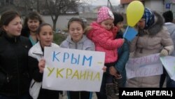 Жители Крыма, протестующие против оккупации со стороны России. 8 марта 2014 года.