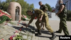 Ветераны советской войны в Афганистане возлагают цветы к памятнику жертвам той войны. Минск, 2 августа 2012 года.