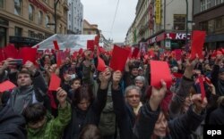 Шеруге шыққандар Чехия президенті Милош Земанға наразылық белгісі ретінде қызыл карточка көрсетіп тұр. Прага, 17 қараша 2014 жыл.