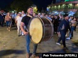 Прогулка активистов в центре Алматы, которую они назвали «субботажем». 13 июня 2020 года