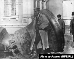 Фото 1929 года со сброшенными колоколами Свято-Вознесенского кафедрального собора в столице Советского Казахстана. Опубликовано в книге Тимура и Натальи Турекуловых «Вознесенский кафедральный собор. Верный. Алма-Ата. Алматы». (Алматы, 2001).