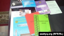 Нұржауған Қалауовтың жұмыс үстеліндегі кітаптар. Шұбарқұдық, 16 қараша 2013 жыл.