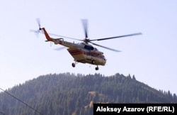 Вертолет на месте поисковых операций по следам массового убийства. Заилийское Алатау, 18 августа 2012 года.