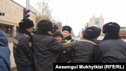 Полицейские задерживают в Нур-Султане. 26 октября 2019 года.