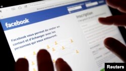 Планшет с открытой страницей соцсети Facebook. Иллюстративное фото.