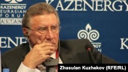 Рэндал Госсен, президент Мирового нефтяного совета, в качестве спикера на форуме Kazenergy. Астана, 5 октября 2010 года. 