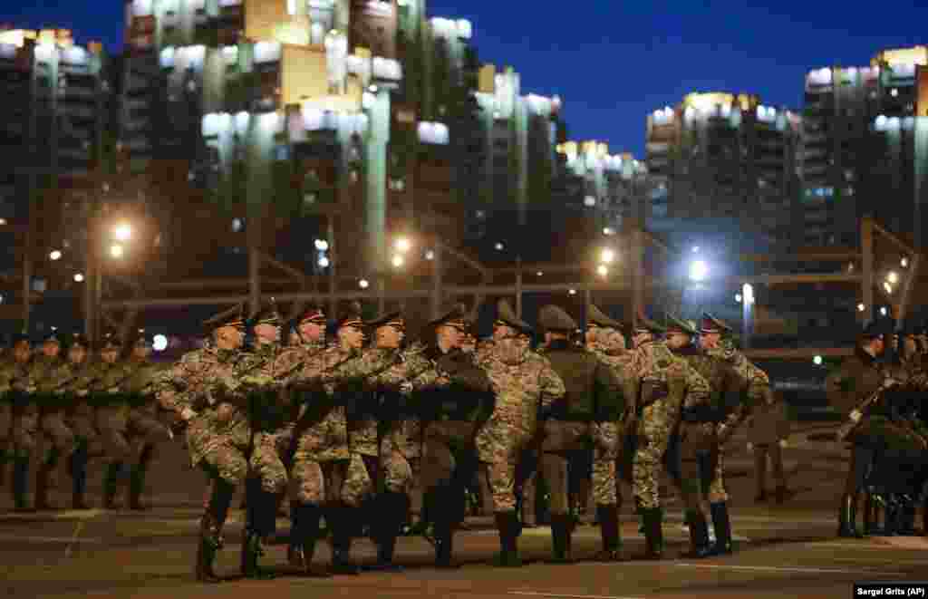 Белорусский почетный караул готовится к параду Победы в Минске. 16 апреля 2020 года. В условиях пандемии армия продолжает репетировать мероприятие, посвященное 75-й годовщине окончания Второй мировой войны.