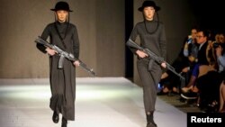 Модели на подиуме Kazakhstan Fashion Week в одежде из коллекции дизайнера Абзала Сейдина. Алматы, 20 апреля 2016 года.