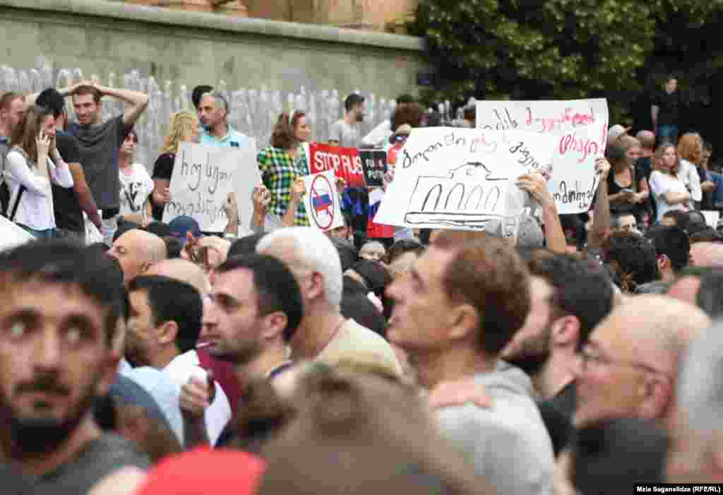 Протестующие требуют отставки председателя парламента и министра внутренних дел Грузии.