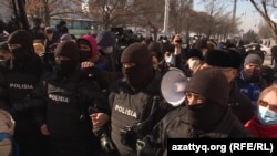 Спецназ полиции окружил вышедших на протест активистов на площади в Алматы. 10 января 2021 года.