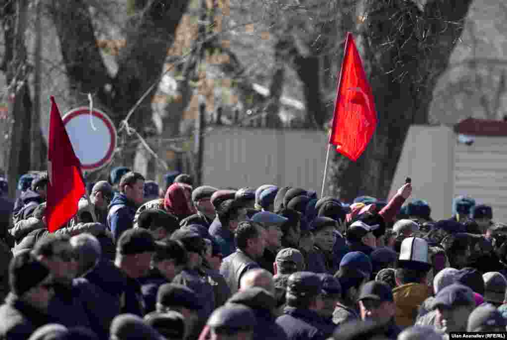 Митинг проходил возле здания ГКНБ.