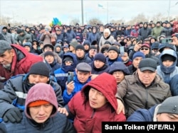 Жанаозенцы на городской площади выступают против повышения цен на газ. 3 января 2022 года