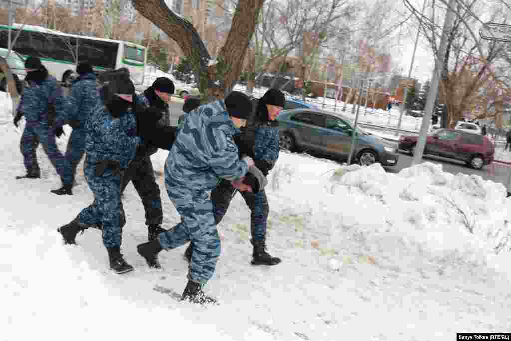 Нұр-Сұлтанда арнайы жасақ билікке қарсы митингіге келген адамдардың бірін ұстап жатыр.&nbsp;