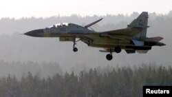 Российский истребитель Су-30СМ на подлете к аэропорту Красноярска. 