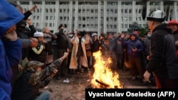 Люди у захваченного протестующими здания правительства Кыргызстана. После спорных итогов парламентских выборов демонстранты взяли штурмом «Белый дом». Бишкек, 6 октября 2020 года.