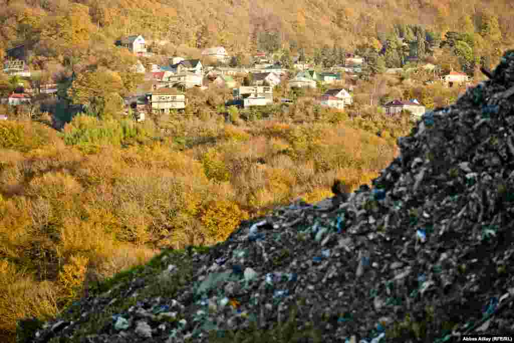 Полигонның дәл жанында үш елді мекен &ndash; Уч-Дере, Лоо және Атарбеково ауылдары орналасқан.