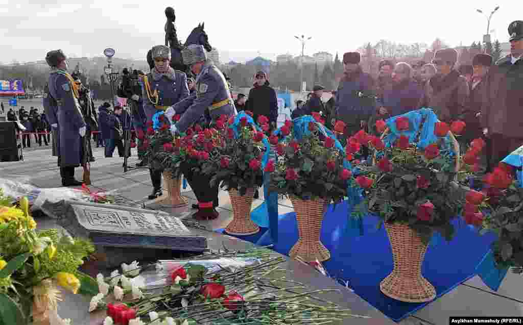 Участники церемонии возложения цветов на центральной площади Алматы, 16 декабря 2018 года.