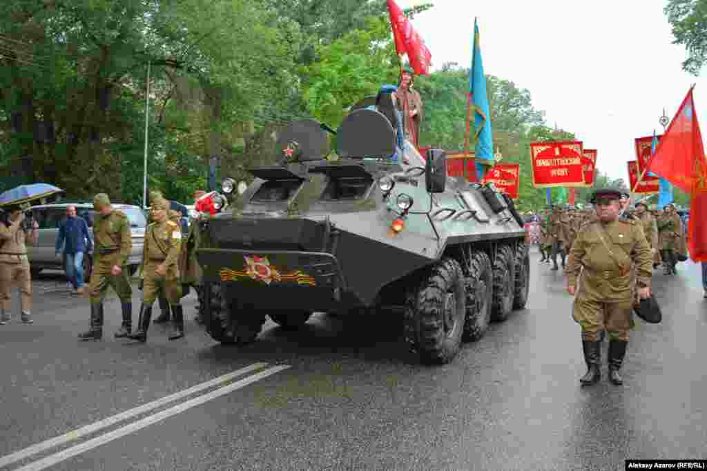 &laquo;Бессмертный полк&raquo; в Алматы начался ровно в девять утра. Впереди &ndash; БТР с флагом Республики Казахстан и с копией Знамени Победы. БТР пешком сопровождают люди в форме Красной армии времен войны.