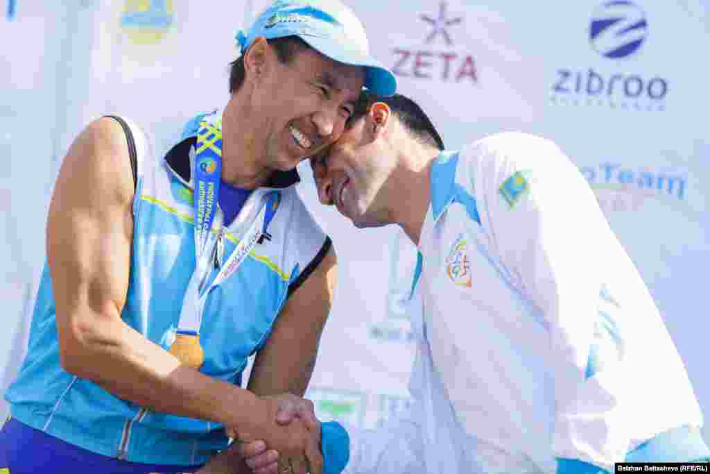 Награждение победителей Almaty Triathlon 2015. На фото Муратхан Токмади и Гаджи Гаджиев (справа).