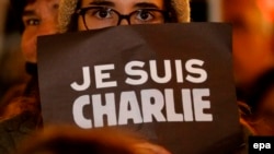 Плакат с надписью: "Je suis Charlie" ("Шарли - это я) - в руках участника акции в Ницце. 7 января 2015 года.