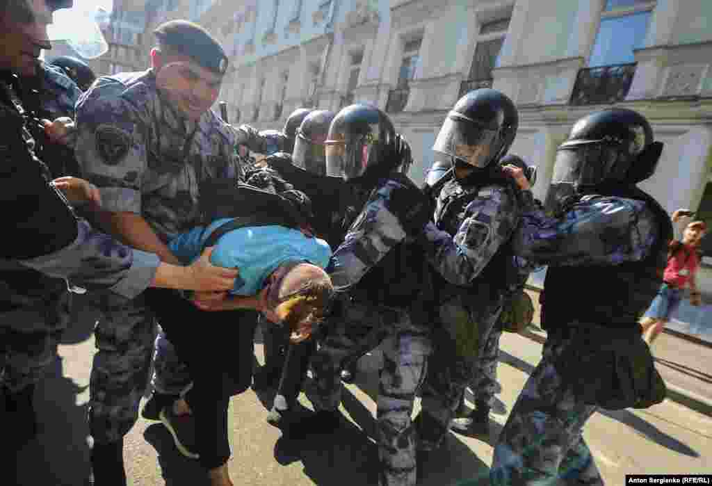 Людей задерживали только за присутствие на Тверской, у них не было при себе плакатов.