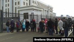 Акция протеста у здания генеральной прокуратуры в Астане. 11 апреля 2014 года.