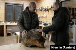 Владимир Путин и Сергей Шойгу (слева) в столярной мастерской во время отдыха в сибирской тайге, Россия, 21 марта 2021 года