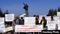 Активисты русских граждан проводят акцию протеста против обязательного изучения башкирского языка в средних школах. Уфа, 16 апреля 2011 года.