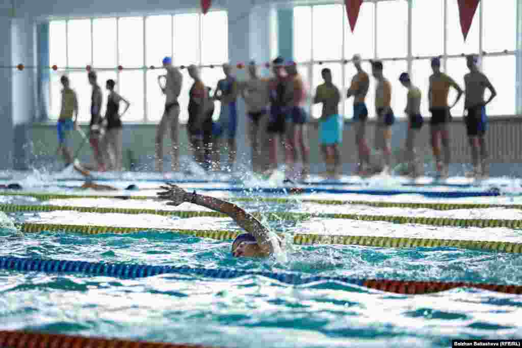 Плавание (500 метров) &mdash; первый этап чемпионата Almaty Triathlon.