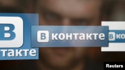 «ВКонтакте» әлеуметтік желісі белгісі. (Көрнекі сурет)