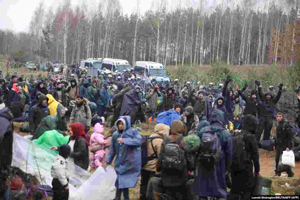 Фото: польские полицейские и военные блокируют мигрантов на белорусско-польской границе в районе белорусского Гродно