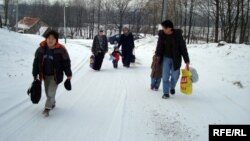 Семья Нургалиевых идет к приемному центру лагеря беженцев. Вышни Лхоты, 1 февраля 2009 года. 