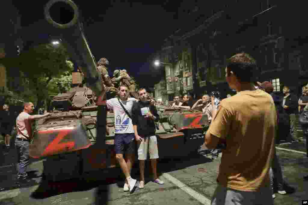 Мужчины позируют для фото на фоне танка ЧВК &laquo;Вагнер&raquo; в&nbsp;Ростове-на-Дону. 23 июня группа наёмников &laquo;Вагнера&raquo; вошла в Россию с территории Украины с целью захвата административного центра Южного военного округа. Пригожин тогда заявил, что в лагерь наёмников в Украине попала запущенная &laquo;с тыла&raquo; ракета, и обвинил в этом российских военных